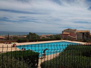 Pool - Charming Apartment in Saint Pierre La Mer with Pool and Parking (Fleury-Saint-Pierre-la-Mer)