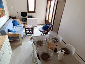 TV - Charming Apartment in Saint Pierre La Mer with Pool and Parking (Fleury-Saint-Pierre-la-Mer)
