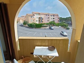 Dining - Charming Apartment in Saint Pierre La Mer with Pool and Parking (Fleury-Saint-Pierre-la-Mer)