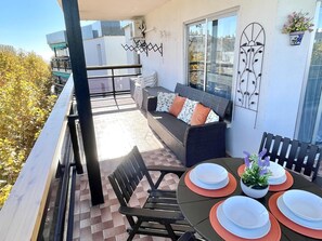Outdoor dining - Cozy apartment with pool in Salou, 50m from the beach (Salou)