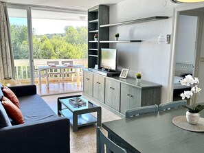 TV - Modern apartment in Salou near beach with air conditioning (Salou)