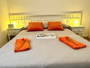 2 bedrooms, free WiFi, bed sheets - Modern apartment in Salou near beach with air conditioning (Salou)