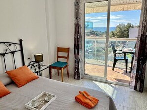 2 bedrooms, bed sheets - Beautiful family apartment in Salou 1 min from the beach with terrace and private parking (Salou)
