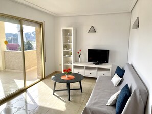 TV - Beautiful apartment with terrace, sea view, near Aquopolis, equipped kitchen (La Pineda)