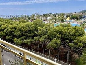 Property grounds - Beautiful apartment with terrace, sea view, near Aquopolis, equipped kitchen (La Pineda)