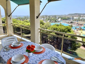 Outdoor dining - Beautiful apartment with terrace, sea view, near Aquopolis, equipped kitchen (La Pineda)