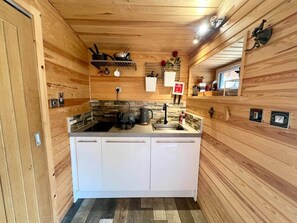 Frigorífico, microondas, placa de cocina y tostadora