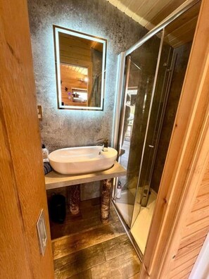 Shower, hair dryer, soap, shampoo - The Whisky Room - Scottish Highland Lodge (Pitlochry)