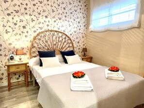 2 bedrooms, bed sheets - Family-Friendly Apartment in Salou with Pool, A/C, Near Beach and Attractions (Salou)