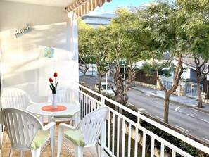 Outdoor dining - Family-Friendly Apartment in Salou with Pool, A/C, Near Beach and Attractions (Salou)