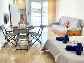 Interior - Air-conditioned apartment in Salou with pool, near beach and shops (Salou)