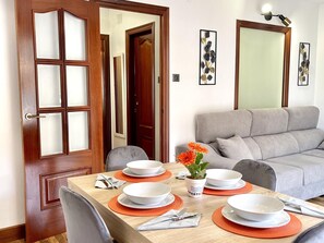 Dining - Beautiful air-conditioned apartment in La Pineda near the beach with Wifi (La Pineda)