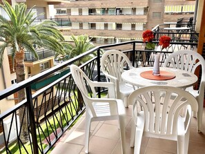 Outdoor dining - Beautiful air-conditioned apartment in La Pineda near the beach with Wifi (La Pineda)