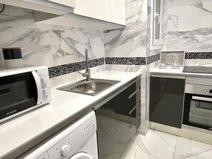 Fridge, microwave, oven, toaster - Beautiful air-conditioned apartment in La Pineda near the beach with Wifi (La Pineda)