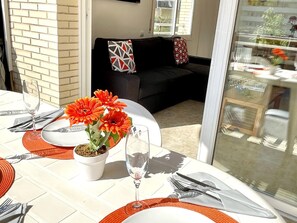 Terrace/patio - Cozy Beachside Apartment with AC and Pool Near Restaurants in La Pineda (La Pineda)