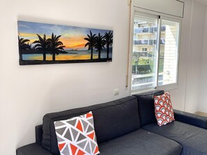 TV - Cozy Beachside Apartment with AC and Pool Near Restaurants in La Pineda (La Pineda)