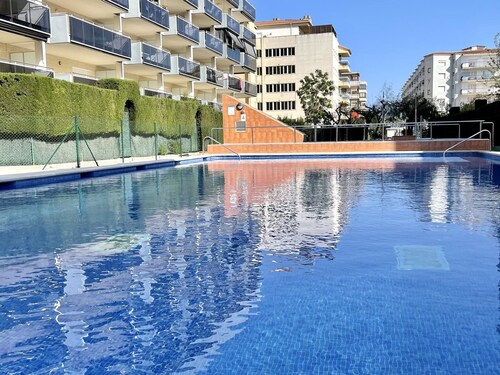 Cozy Beachside Apartment with AC and Pool Near Restaurants in La Pineda
