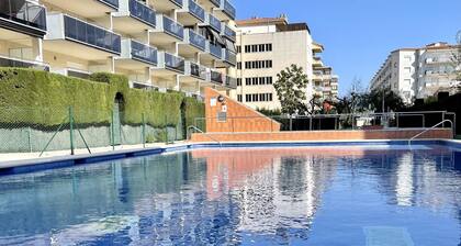 Cozy Beachside Apartment with AC and Pool Near Restaurants in La Pineda