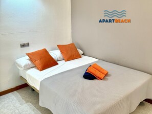 1 bedroom, bed sheets - Seaside loft in Salou with AC and terrace (Salou)