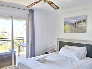 3 bedrooms, free WiFi, bed sheets - Family apartment 3 bedrooms 100m from the beach with terrace - Salou (Salou)