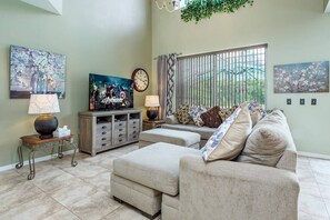 TV - Beautiful 7BR w/ Pool & Lake View at Berkley (Kissimmee)