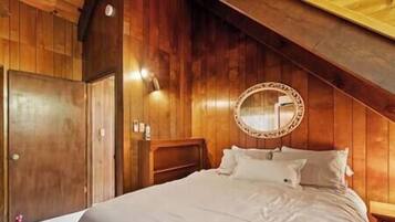 4 bedrooms, iron/ironing board, travel crib, internet