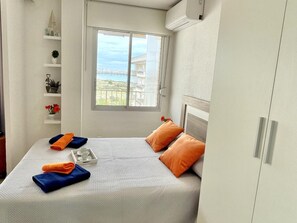 1 bedroom, free WiFi, bed sheets - Beautiful seaside apartment in La Pineda with terrace, parking, and elevator (La Pineda)