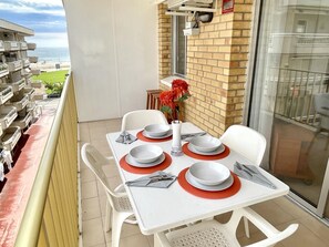 Outdoor dining - Beautiful seaside apartment in La Pineda with terrace, parking, and elevator (La Pineda)