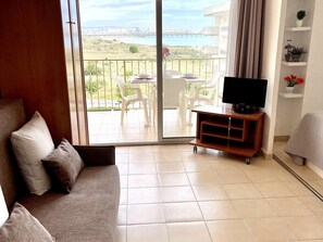 TV - Beautiful seaside apartment in La Pineda with terrace, parking, and elevator (La Pineda)