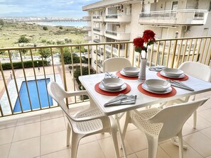 Outdoor dining - Beautiful seaside apartment in La Pineda with terrace, parking, and elevator (La Pineda)