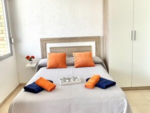 1 bedroom, free WiFi, bed sheets - Beautiful seaside apartment in La Pineda with terrace, parking, and elevator (La Pineda)