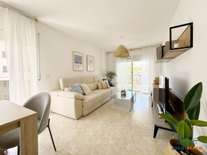 TV - Lovely air-conditioned apartment, pools, parking, near beach - La Pineda (La Pineda)