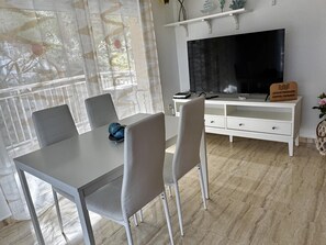 Dining - Beachside Apartment in Salou with Terrace - 2BR, Parking, Near Port Aventura (Salou)