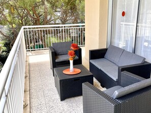 Property grounds - Beachside Apartment in Salou with Terrace - 2BR, Parking, Near Port Aventura (Salou)