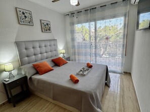 2 bedrooms, free WiFi, bed sheets - Beachside Apartment in Salou with Terrace - 2BR, Parking, Near Port Aventura (Salou)