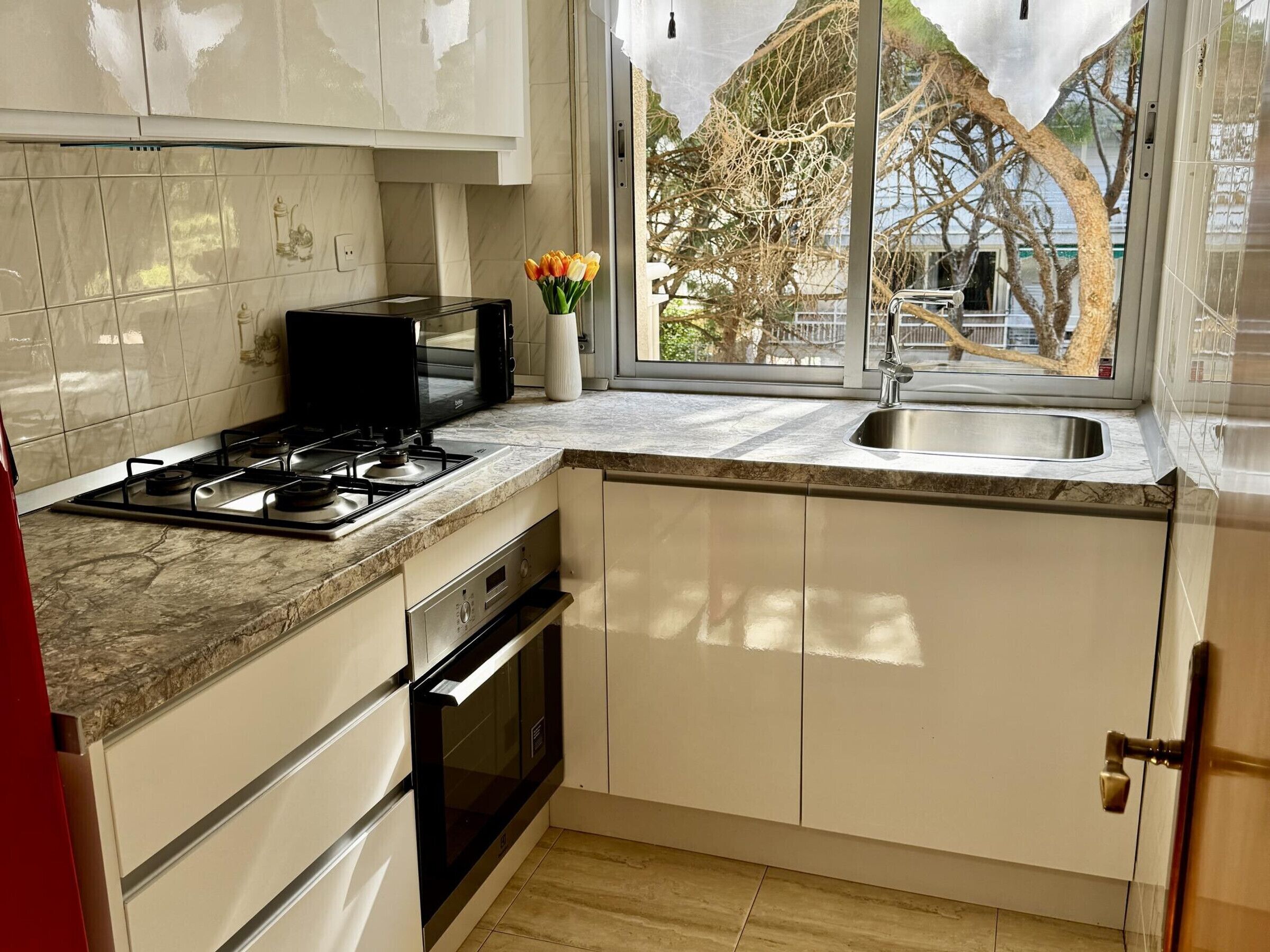 Kühlschrank, Mikrowelle, Ofen, Wasserkocher mit Kaffee-/Teezubehör