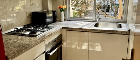 Réfrigérateur, four à micro-ondes, un four, cafetiÚre-théiÚre