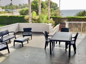 Outdoor dining - Beautiful beachfront apartment with pool and private parking (Miami Playa)