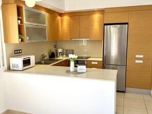 Refrigerador, microondas, horno y lavavajillas 