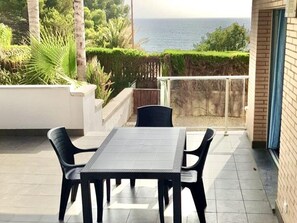 Outdoor dining - Beautiful beachfront apartment with pool and private parking (Miami Playa)