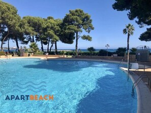 Pool - Family Seafront Apartment - Pool, Air Conditioning, Terrace (Cambrils)