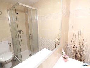 Bathroom - Family Seafront Apartment - Pool, Air Conditioning, Terrace (Cambrils)