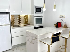 Kühlschrank, Mikrowelle, Ofen, Wasserkocher mit Kaffee-/Teezubehör