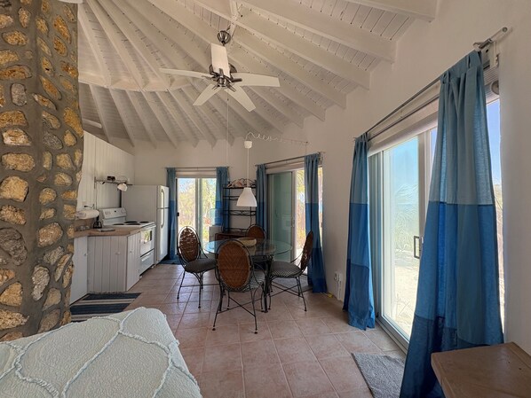 1 habitación y ropa de cama 