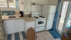 Jääkaappi, uuni, liesi, leivänpaahdin