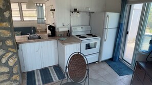 Réfrigérateur, un four, surface de cuisson, grille-pain