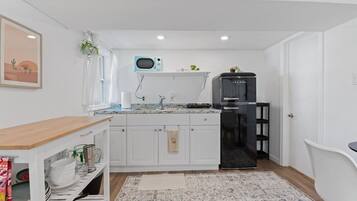 Coffee/tea maker, fridge, microwave, stovetop
