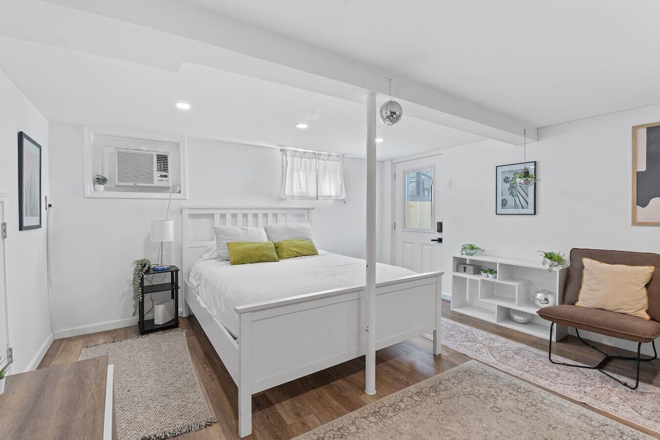 Desk, iron/ironing board, WiFi, bed sheets