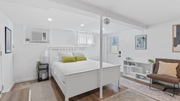 Desk, iron/ironing board, WiFi, bed sheets