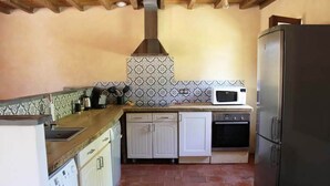 A compact kitchen with a washing machine, a microwave, a dishwasher, and a refrigerator. - RURAL ECOGITE LA CLE DES CHAMPS (Peyrelongue-Abos)